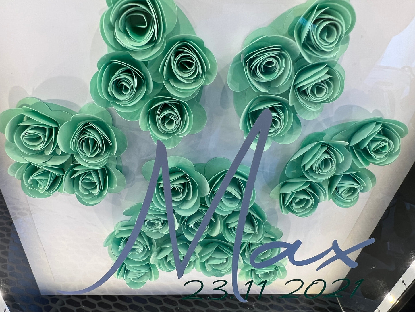 Individuell Anpassbarer Bilderrahmen mit 3D-Blumen und Beschriftung - Haustierpfote - wahlweise mit LED