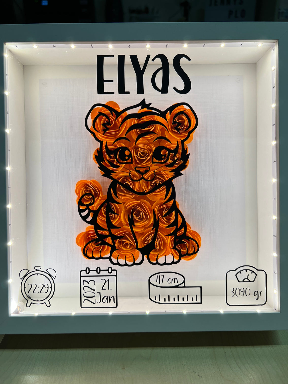 Individuell Anpassbarer Babyrahmen mit 3D-Blumen und Beschriftung - wahlweise mit LED