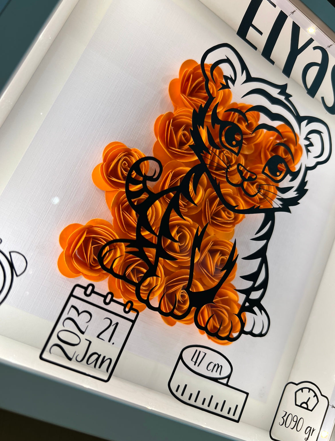 Individuell Anpassbarer Babyrahmen mit 3D-Blumen und Beschriftung - wahlweise mit LED